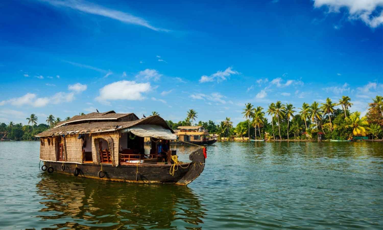 4N 5D Exotic Kerala Tour with Thekkady Munnar Kumarakom