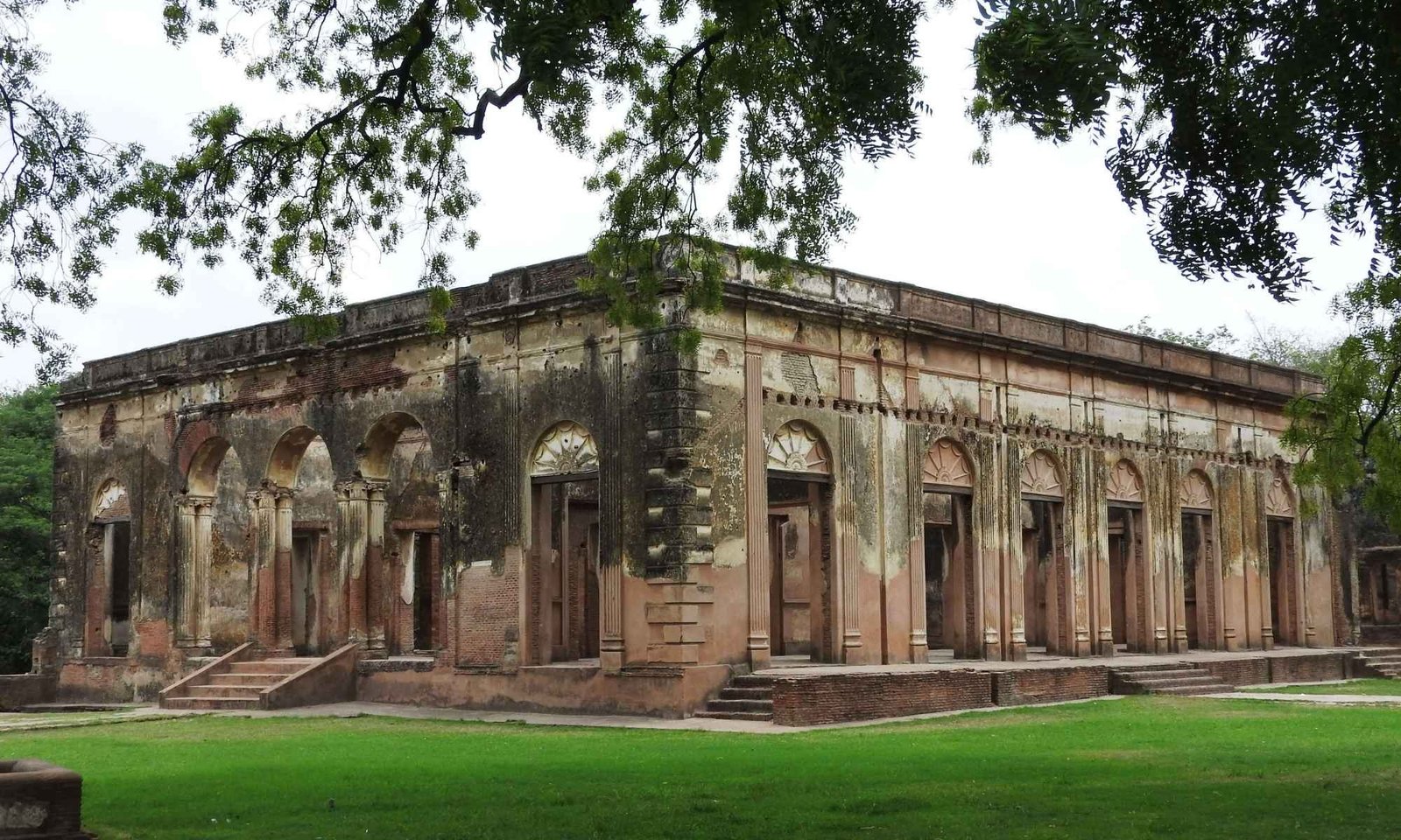 One-day Lucknow Sightseeing Tour by Car
